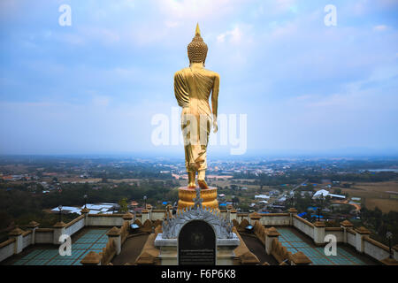 Bouddha dans la posture de marche, Wat Phra That Khao Noi - Nan, Thaïlande Banque D'Images