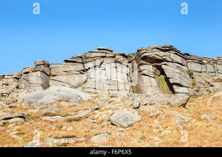 Jusqu'à lors d'une section de roche de Stanage Edge, Derbyshire de la lande ci-dessous. Stanage Edge, parc national de Peak District, England, UK Banque D'Images