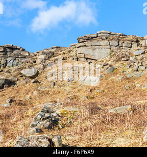 Une section de Stanage Edge, parc national de Peak District vu de la lande ci-dessous. Le Derbyshire, Angleterre, RU Banque D'Images