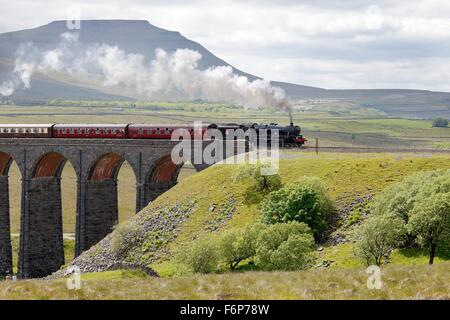 Murchison, fer Viaduc Ribblehead. LMS train à vapeur de la classe Leander 45690 Jubilé traversant le viaduc. Banque D'Images