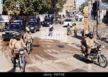 Des patrouilles de Rangers et de la police en ville au cours de convoi drapeau mars à maintenir l'ordre et la situation que la sécurité a été, à l'occasion de serrer les organes locaux, Élections à Hyderabad le mercredi, Novembre 18, 2015. Banque D'Images