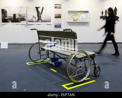 Hambourg, Allemagne. 18 Nov, 2015. Un fauteuil roulant avec un banc construit dans de l'artiste Florian Borkenhagen à l'Affordable Art Fair à Hambourg, Allemagne, 18 novembre 2015. Jusqu'au 22 novembre 2015, 75 galeries contemporaines présenteront leurs œuvres sur le marché de l'art nouveau. Photo : DANIEL BOCKWOLDT/DPA/Alamy Live News Banque D'Images