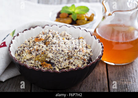 Plat traditionnel russe Kutia de blé avec des fruits secs Banque D'Images