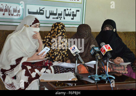Les membres de la famille des personnes disparues Baloutches tiennent une conférence de presse tenue à Quetta press club comme ils exigent de récupérer leur bien-aimés, le mercredi 18 novembre, 2015. Banque D'Images