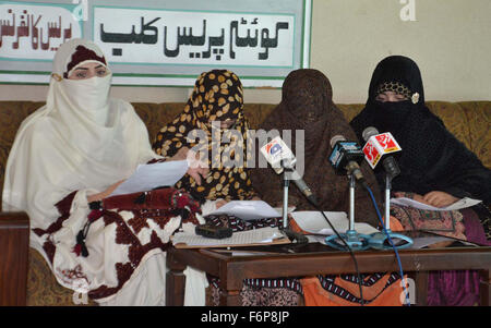 Les membres de la famille des personnes disparues Baloutches tiennent une conférence de presse tenue à Quetta press club comme ils exigent de récupérer leur bien-aimés, le mercredi 18 novembre, 2015. Banque D'Images