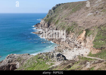 La mer et la falaise des roches en Cot Valley Porth Nanven près de St Just West Cornwall England UK Banque D'Images