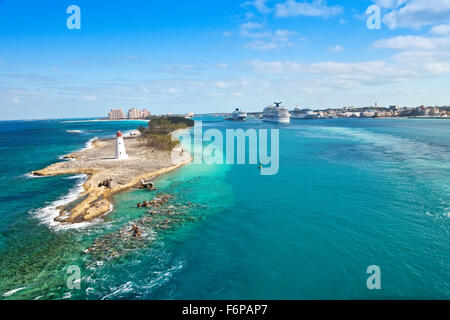 Vue panoramique sur le Nassau, Bahamas, le port de croisière et Paradise Island Banque D'Images