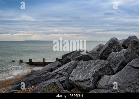 L'homme a fait brise-lames de pierre protégeant Hayling Island UK Banque D'Images