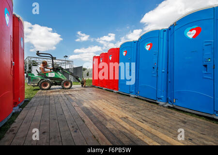 Placement des rangées de toilettes portables colorés à l'événement en plein air Banque D'Images