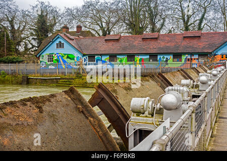 Weir de Caversham Reading Berkshire UK de blocage Banque D'Images