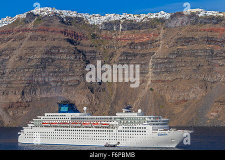 Bateau de croisière amarré à Thera Santorini Grèce Banque D'Images