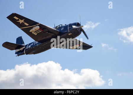 Cela pourrait être un W W II seul moteur Curtiss P-40Avenger. L'aéroport municipal de lac bataille bataille Lake Minnesota MN USA Banque D'Images