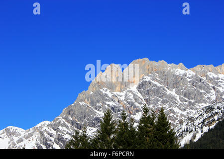 Paysage d'hiver en Autriche Alpes, neige et soleil Snowy winter scene Banque D'Images