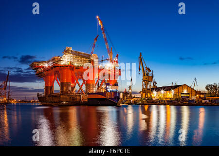 Plate-forme pétrolière dans le chantier naval pour l'entretien de nuit. Banque D'Images