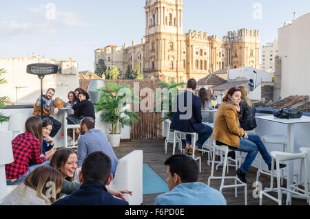 Les gens à l'extérieur d'un bar sur le toit de l'Auberge urbaine Chinitas avec cathédrale en arrière-plan. Malaga, Andalousie, Espagne Banque D'Images