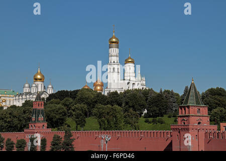 Le Kremlin vu depuis le pont Moskvoretsky Bolchoï au-dessus de la rivière Moskva, à Moscou en Russie. Banque D'Images