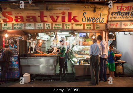 Indian sweet shop à Shimla, capitale de l'état indien du nord de l'Himachal Pradesh, Inde Banque D'Images