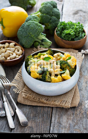 Curry de légumes avec le brocoli, chou-fleur, chou frisé de cajou Banque D'Images