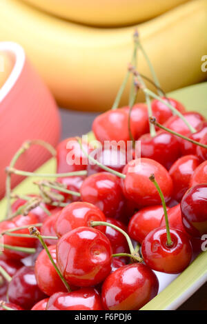 La composition avec fruits abricot banane cerise Banque D'Images