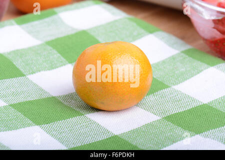 Mandarin et tranches de fraise comme concept d'aliments de santé Banque D'Images