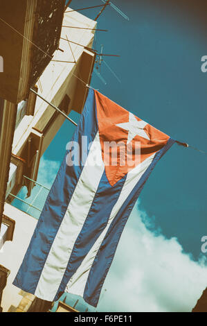 L'effondrement de la levée du drapeau cubain Havana building Banque D'Images