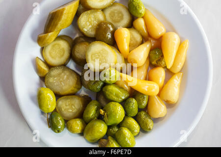 Les cornichons avec les olives dans un plat blanc. Israël. Banque D'Images