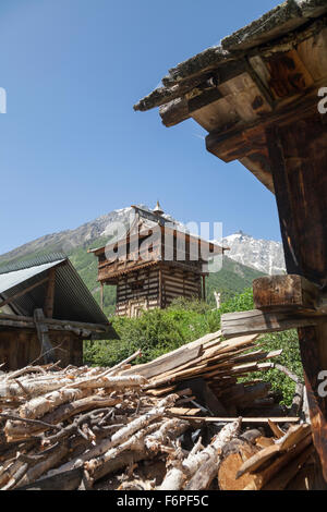 Temple bouddhiste à Chitkul le dernier village habité sur la frontière de l'Indochine l'Himachal Pradesh, Inde du Nord Banque D'Images