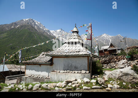 Temple bouddhiste à Chitkul le dernier village habité sur la frontière de l'Indochine l'Himachal Pradesh, Inde du Nord Banque D'Images