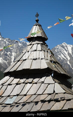 Temple bouddhiste à Chitkul le dernier village habité sur la frontière de l'Indochine l'Himachal Pradesh, Inde du Nord Banque D'Images