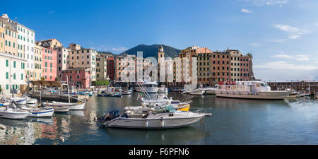 Vue panoramique sur le petit bateau port de la ville de Gênes, Ligurie, Italie. Banque D'Images