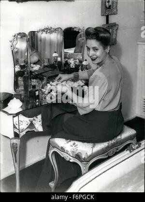 1943 - Maria Eva Duarte de Peron : À sa coiffeuse en 1943. © Keystone Photos USA/ZUMAPRESS.com/Alamy Live News Banque D'Images