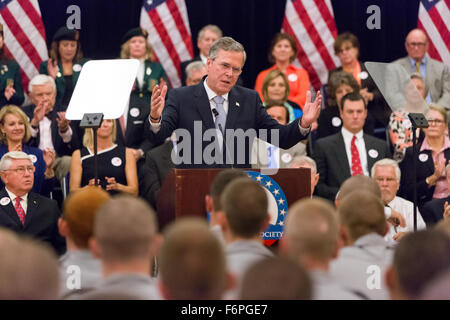 Charleston, Caroline du Sud, USA. 18 Nov, 2015. Ancien gouverneur de Floride et candidat présidentiel républicain Jeb Bush s'adresse aux élèves sur sa politique étrangère pendant une adresse à la Citadelle Club républicain le 18 novembre 2015 à Charleston, Caroline du Sud. La Citadelle est devenue un collège militaire doit faire pour candidats républicains à donner leur pierre angulaire de la politique étrangère. Credit : Planetpix/Alamy Live News Banque D'Images