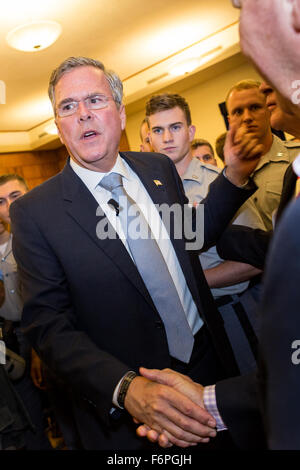 Charleston, Caroline du Sud, USA. 18 Nov, 2015. Ancien gouverneur de Floride et candidat présidentiel républicain Jeb Bush Citadelle accueille les élèves à la suite de sa politique étrangère à la Citadelle adresse Club républicain, 18 novembre 2015 à Charleston, Caroline du Sud. La Citadelle est devenue un collège militaire doit faire pour candidats républicains à donner leur pierre angulaire de la politique étrangère. Credit : Planetpix/Alamy Live News Banque D'Images