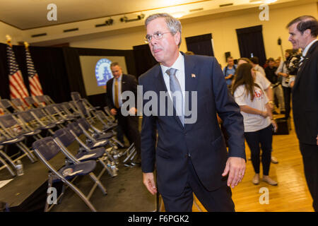 Charleston, Caroline du Sud, USA. 18 Nov, 2015. Ancien gouverneur de Floride et candidat présidentiel républicain Jeb Bush quitte à la suite de sa politique étrangère à la Citadelle adresse Club républicain, 18 novembre 2015 à Charleston, Caroline du Sud. La Citadelle est devenue un collège militaire doit faire pour candidats républicains à donner leur pierre angulaire de la politique étrangère. Credit : Planetpix/Alamy Live News Banque D'Images