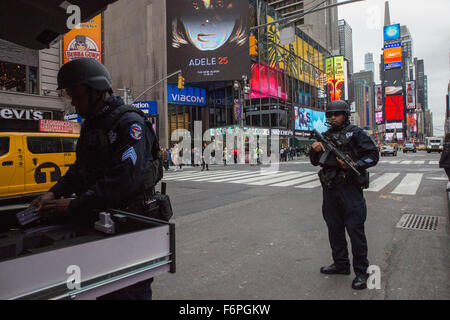 New York, New York, USA. 18 Nov, 2015. Le NYPD a augmenté la sécurité dans Times Square à New York en raison des attaques terroristes à Paris. Crédit : Scott Houston/Alamy Live News Banque D'Images