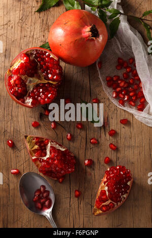 Pomegranate fruit sain nourriture frais encore bio végétarien vie antioxydant juteux Banque D'Images