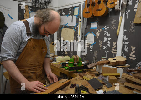 Luthier, Liam Kirby, dans son ukulélé et guitare. Instrument de musique Wunderkammer Co. Bristol, Angleterre Banque D'Images