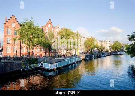 Amsterdam canal dans le soleil d'été Banque D'Images