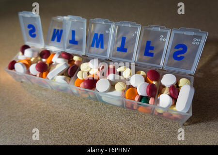 Comprimé médicament organizer remplis à capacité Banque D'Images