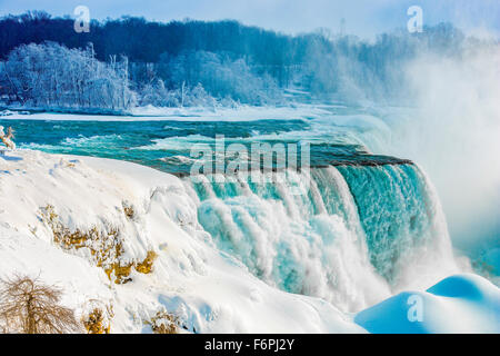 Niagara Falls en hiver, Niagara Falls State Park, New York, American Falls et Chutes BRidalveil Banque D'Images