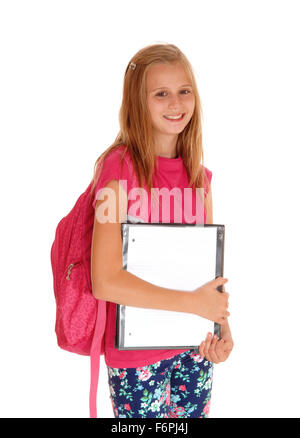 Une très jolie jeune femme avec son sac à dos rose sur son dos et un dossier dans ses mains est prêt pour l'école, isolés pour White Banque D'Images