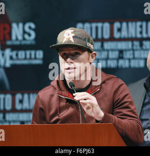 Las Vegas, Nevada, USA. 18 Nov, 2015. Boxer Canelo Alvarez assiste à la conférence de presse finale de la Miguel Cotto vs Canelo Alvarez Championnat du monde des poids moyens WBC lutte le 18 novembre 2015 au Mandlay Bay Theatre à Las Vegas, Nevada. Crédit : Marcel Thomas/ZUMA/Alamy Fil Live News Banque D'Images