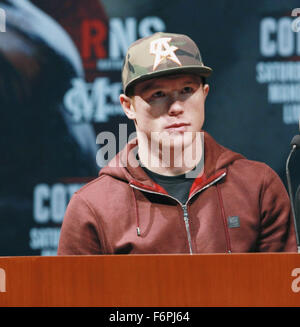 Las Vegas, Nevada, USA. 18 Nov, 2015. Boxer Canelo Alvarez assiste à la conférence de presse finale de la Miguel Cotto vs Canelo Alvarez Championnat du monde des poids moyens WBC lutte le 18 novembre 2015 au Mandlay Bay Theatre à Las Vegas, Nevada. Crédit : Marcel Thomas/ZUMA/Alamy Fil Live News Banque D'Images