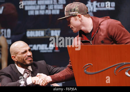 Las Vegas, Nevada, USA. 18 Nov, 2015. Les boxeurs Miguel Cotto et Canelo Alvarez assister à la conférence de presse finale de leur Championnat du monde des poids moyens WBC lutte le 18 novembre 2015 au Mandlay Bay Theatre à Las Vegas, Nevada. Crédit : Marcel Thomas/ZUMA/Alamy Fil Live News Banque D'Images