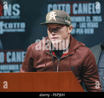 Las Vegas, Nevada, USA. 18 Nov, 2015. Boxer Canelo Alvarez assiste à la conférence de presse finale de la Miguel Cotto vs Canelo Alvarez Championnat du monde des poids moyens WBC lutte le 18 novembre 2015 au Mandlay Bay Theatre à Las Vegas, Nevada. Crédit : Marcel Thomas/ZUMA/Alamy Fil Live News Banque D'Images