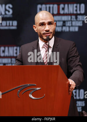 Las Vegas, Nevada, USA. 18 Nov, 2015. Miguel Cotto Boxer assiste à la conférence de presse finale de la Miguel Cotto vs Canelo Alvarez Championnat du monde des poids moyens WBC lutte le 18 novembre 2015 au Mandlay Bay Theatre à Las Vegas, Nevada. Crédit : Marcel Thomas/ZUMA/Alamy Fil Live News Banque D'Images