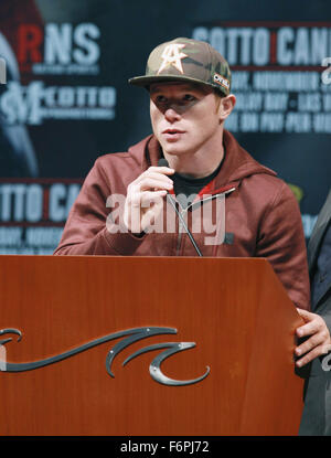 Las Vegas, Nevada, USA. 18 Nov, 2015. Boxer Canelo Alvarez assiste à la conférence de presse finale de la Miguel Cotto vs Canelo Alvarez Championnat du monde des poids moyens WBC lutte le 18 novembre 2015 au Mandlay Bay Theatre à Las Vegas, Nevada. Crédit : Marcel Thomas/ZUMA/Alamy Fil Live News Banque D'Images