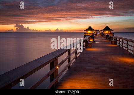 De soleil colorés sur la jetée de Naples, Naples, Florida, USA Banque D'Images