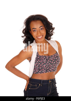Portrait d'une image d'une femme afro-américaine dans un cadre coloré haut un blue-jeans, isolée pour fond blanc. Banque D'Images