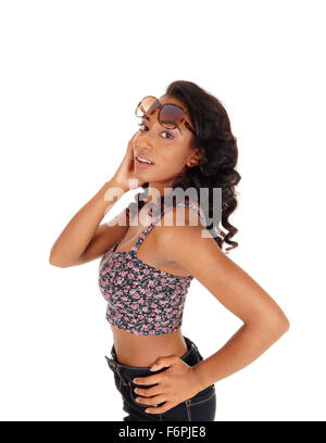 Portrait d'une image d'une femme afro-américaine dans un cadre coloré haut un blue-jeans et des lunettes de soleil, à commandes isolées pour une zone blanche Banque D'Images